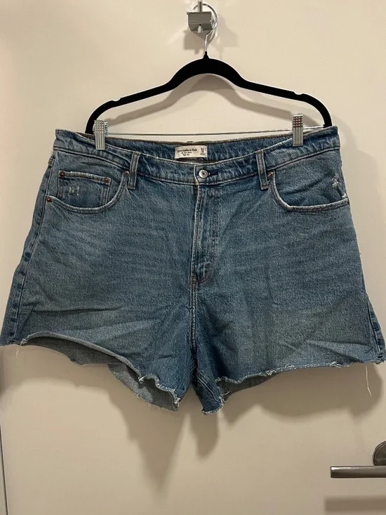 Abercrombie & Fitch Light Wash Raw-Hem High-Rise Curve Love Denim Dad Shorts - Picture 2 of 4